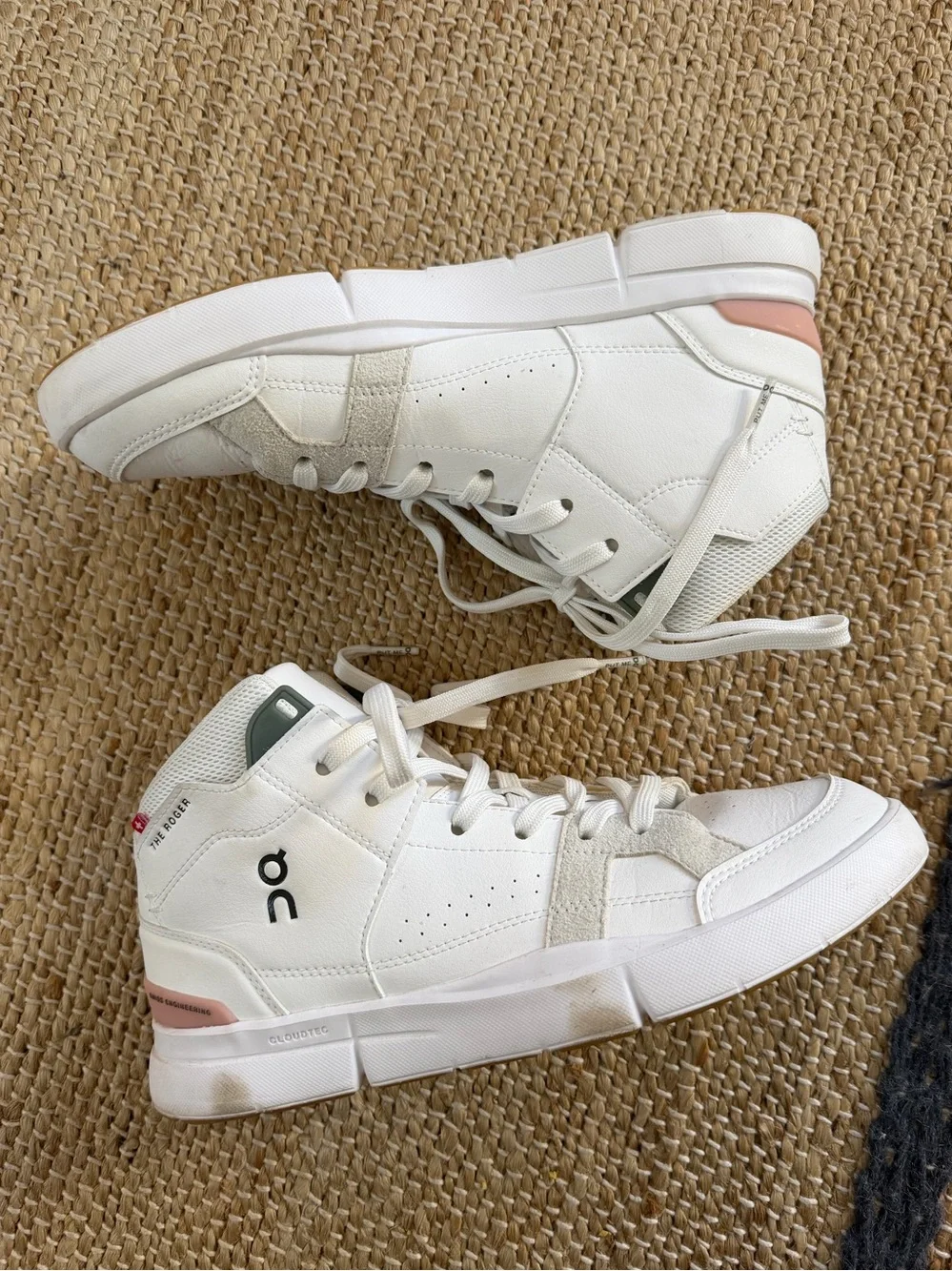 On Roger High Top shoe